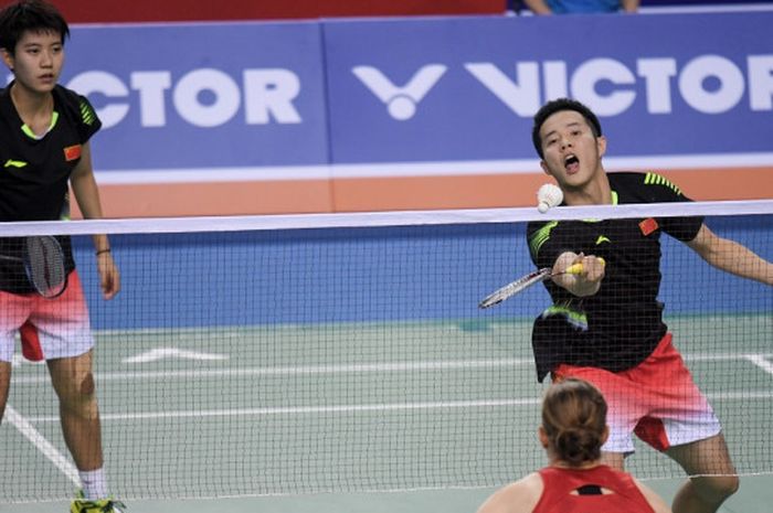 Pasangan ganda campura China, He Ji Ting/Du Yue, saat melawan Mathias Christiansen/Christinna Pedersen (Denmark) pada final Korea Open 2018.
