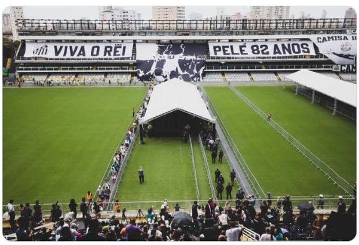 Jenazah legenda Brasil, Pele, disemayamkan di Vila Belmiro, kandang milik Santos FC, pada Senin (2/1/2023).