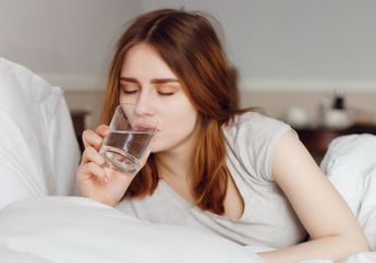 Stop Sekarang! Kebiasaan Minum Air Putih Sisa Semalam Setelah Bangun Tidur Bisa Picu Bahaya Ini!