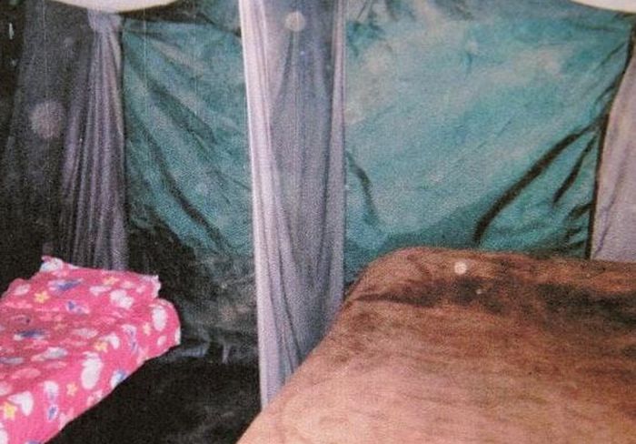 Ini adalah kamar tempat tinggal keluarga Colt yang terbuat dari tenda.