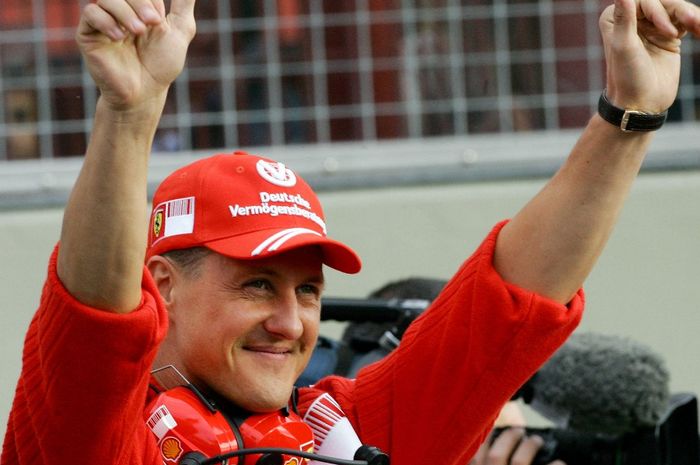 Michael Schumacher menyapa penggemar dalam acara Ferrari Day di Sirkuit Mugello, Italia, 28 Oktober 2007. Ferrari merayakan gelar kejuaraan konstruktor dan pembalap F1 musim 2007 bersama Kimi Raikkonen dan Felipe Massa.