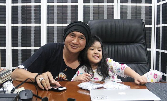 Anji pamer kedekatan dengan anak perempuannya dari <a href='https://manado.tribunnews.com/tag/sheila-marcia' title='Sheila Marcia'>Sheila Marcia</a>, Leticia Charlotte.