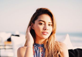 Manggung di Makassar, Aurel Hermansyah Tampil dengan Dress Model Kebaya, Netizen: Mirip Barbie!