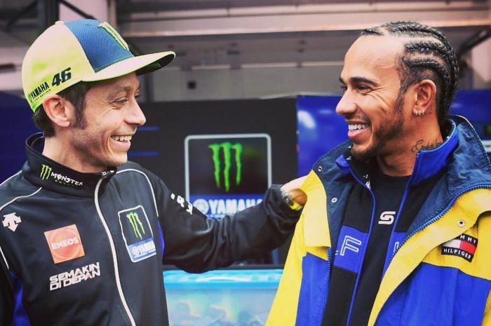 Momen ketika Valentino Rossi bertemu dengan Lewis Hamilton di Sirkuit Losail, Qatar.