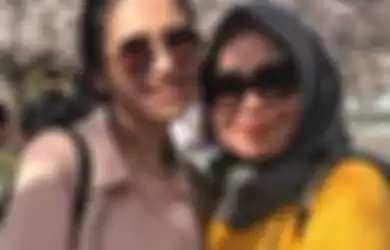 Kemarin Ngomongnya Calon Ayu Ting Ting Bule Ganteng, UAnaknya Ngebet Ingin Akhiri Status Janda dengan Adit Jayusman, Umi Kalsum Ungkap Keinginan Sederhananya Untuk Ayu Ting Tingmi Kalsum Malah Sumringah saat Ditanya soal Sosok Pria Berbaju Hitam: Doain Aja!