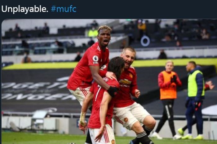 Paul Pogba (atas) merayakan gol Edinson Cavani bersama Luke Shaw untuk Manchester United.