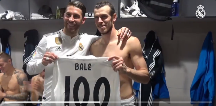 Sergio Ramos memberikan Gareth Bale jersey untuk peringatan gol ke-100 Bale bagi Real Madrid.