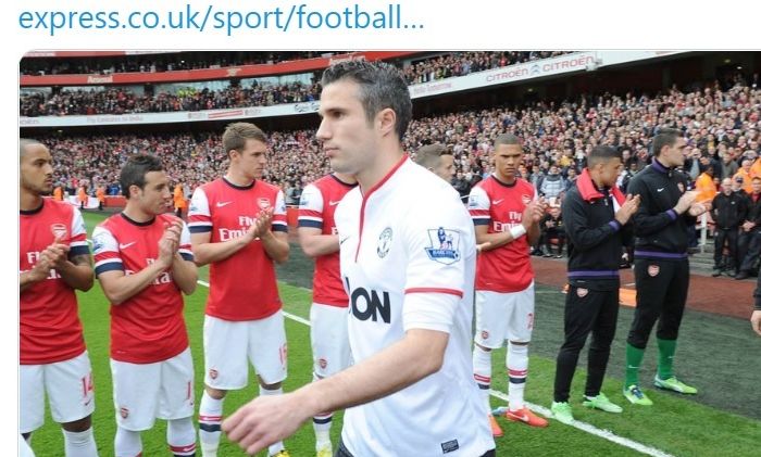 Ekspresi Robin van Persie saat mendapatkan guard of honour dari Arsenal setelah membawa Manchester United meraih gelar Liga Inggris 2012-2013.