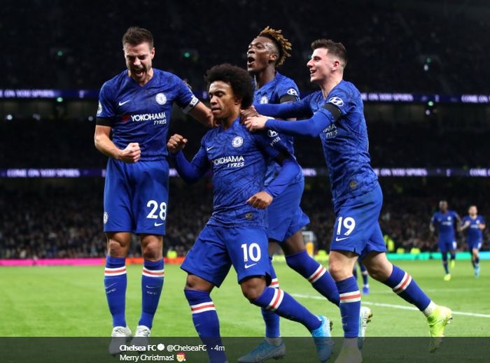 Para pemain Chelsea turut merayakan gol  yang dicetak oleh Willian pada suatu pertandingan.