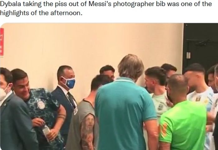 Paulo Dybala tertawa melihat Lionel Messi pakai rompi fotografer.