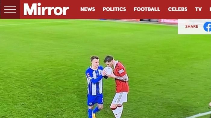 Wout Weghorst mencium bola sebelum Solomon March menendang penalti dalam semifinal Piala FA 2022-2023.