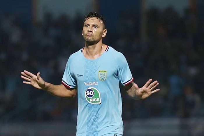 Striker Persela Lamongan, Alex dos Santos Goncalves, melakukan selebrasi setelah mencetak gol ke gawang Kalteng Putra pada pekan kedelapan Liga 1 2019.