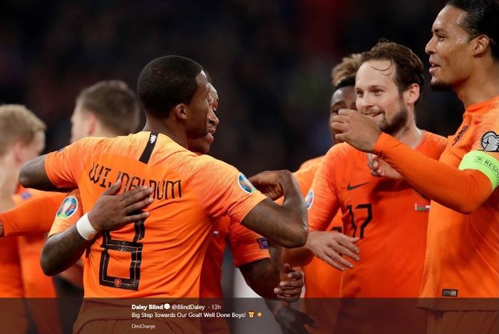 Virgil van Dijk (kanan) merayakan kemenangan timnas Belanda atas Belarusia pada Minggu (13/10/2019).