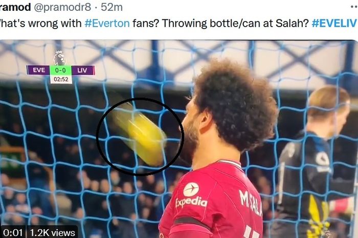 Penyerang Liverpool, Mohamed Salah, dilempat botol oleh suporter Everton.