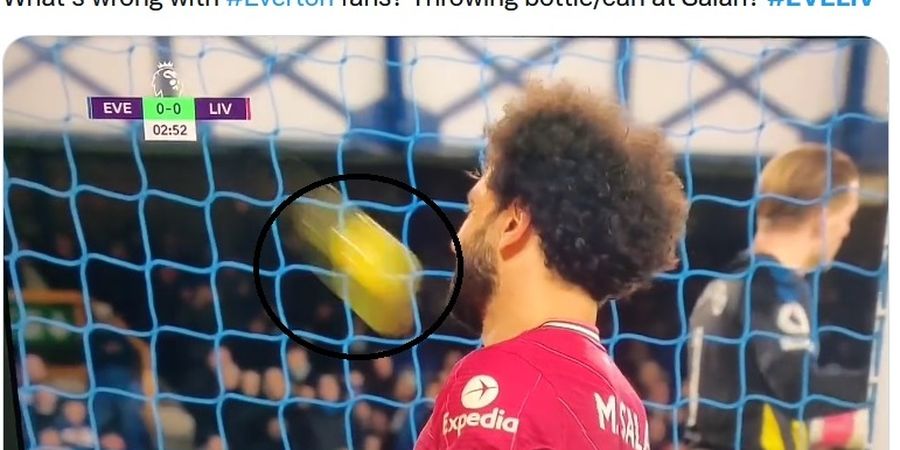 Mohamed Salah Dilempari, Alisson Becker Justru Tendang Botol ke Suporter Everton