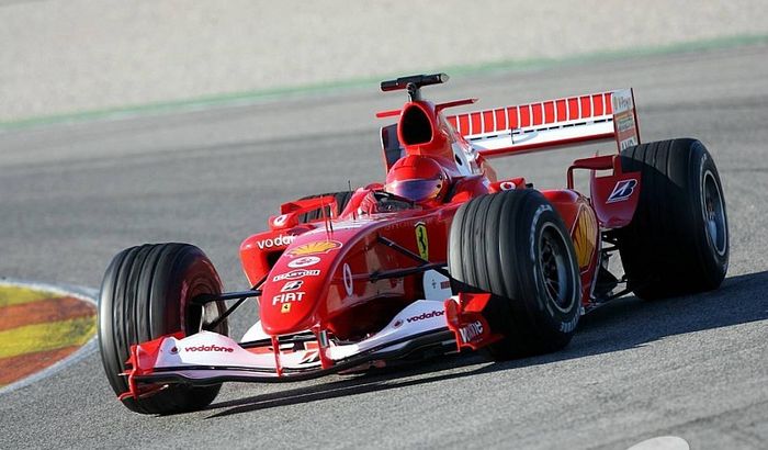 Penampilan Valentino Rossi saat menjalani uji coba mobil balap Formula 1 milik Ferrari di Fiorano, Italia, pada tahun 2004.