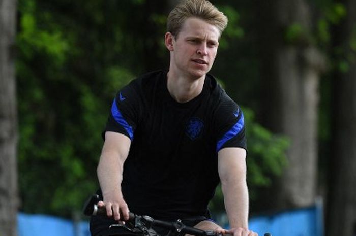 Frenkie de Jong bersepeda saat melakoni kamp latihan timnas Belanda jelang duel Euro 2020 di Zeist (12/6/2021).