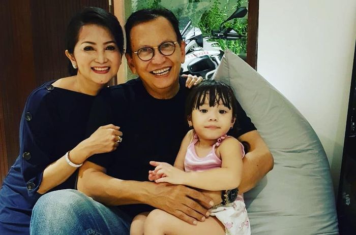 Gempi bersama nenek dan kakeknya