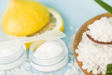 Irisan Lemon dan Garam Berikan Sensasi Luar Biasa dan ada 7 manfaat kesehatan yang jarang diketahui.