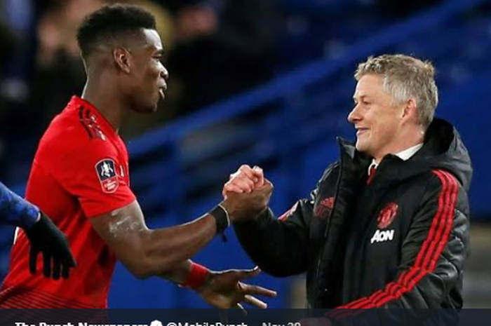 Gelandang Manchester United, Paul Pogba (kiri) bersalaman dengan pelatih Ole Gunnar Solskjaer.