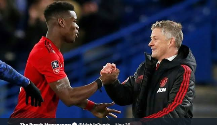 Gelandang Manchester United, Paul Pogba (kiri) bersalaman dengan pelatih Ole Gunnar Solskjaer.