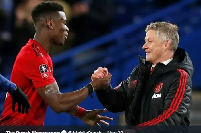 Gelandang Manchester United, Paul Pogba (kiri) bersalaman dengan pelatih Ole Gunnar Solskjaer.