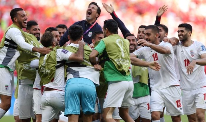 Timnas Iran merayakan kemenangan atas Wales pada laga kedua fase grup Piala Dunia 2022.