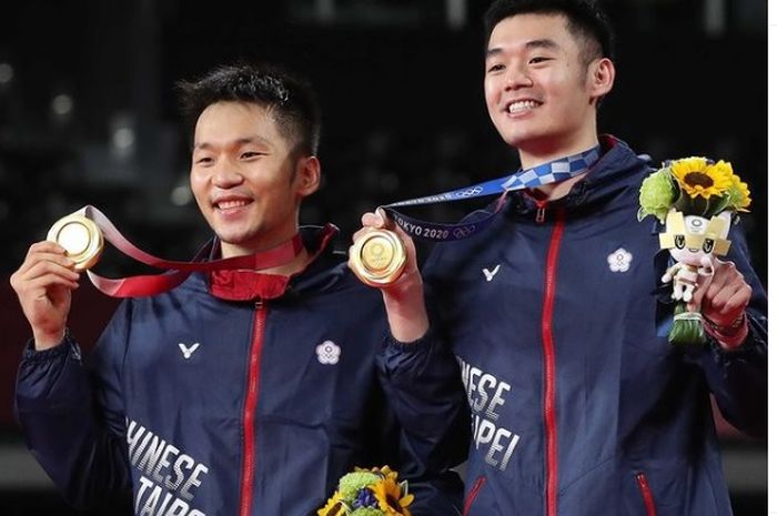Ganda putra Taiwan, Lee Yang/Wang Chi-lin sedang berpose memamerkan medali emas Olimpiade Tokyo 2020.