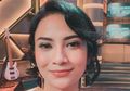 Foto Bareng Tukul Arwana, Penampilan Vanessa Angel Kenakan Dress Belahan Tinggi Jadi Sorotan