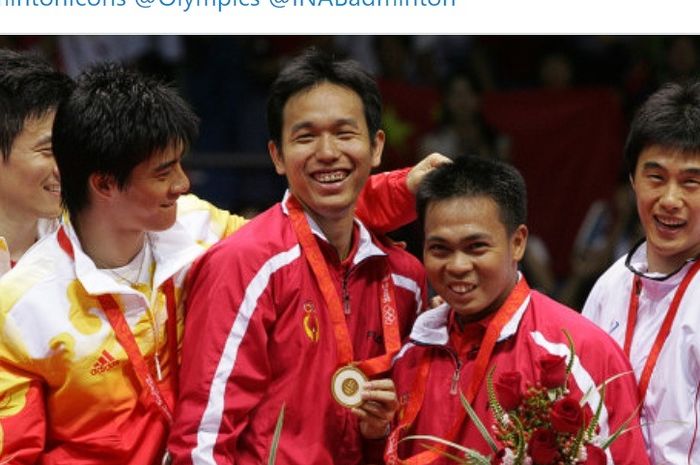 Dari kiri: Cai Yun, Fu Hai Feng, Hendra Setiawan, Markis Kido saat upacara penyerahan medali Olimpiade 2008 di Beijing, China.
