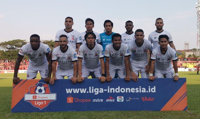 Pemain Madura United melakukan foto bersama dalam laga pekan ke-24 Liga 1 2019 melawan PSM Makassar di Stadion Andi Mattalatta, Kamis (24/10/2019).