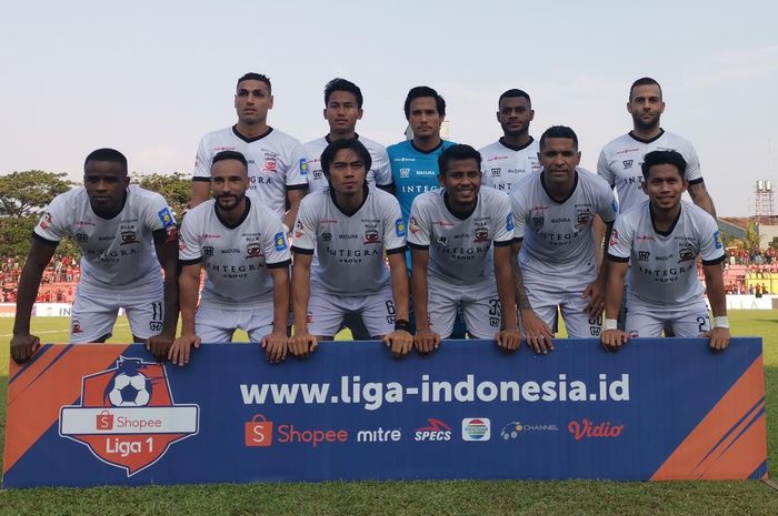 Pemain Madura United melakukan foto bersama dalam laga pekan ke-24 Liga 1 2019 melawan PSM Makassar di Stadion Andi Mattalatta, Kamis (24/10/2019).