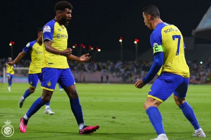 Cristiano Ronaldo merayakan golnya ke gawang Al Wehda dalam lanjutan Liga Arab Saudi 2022-2023.