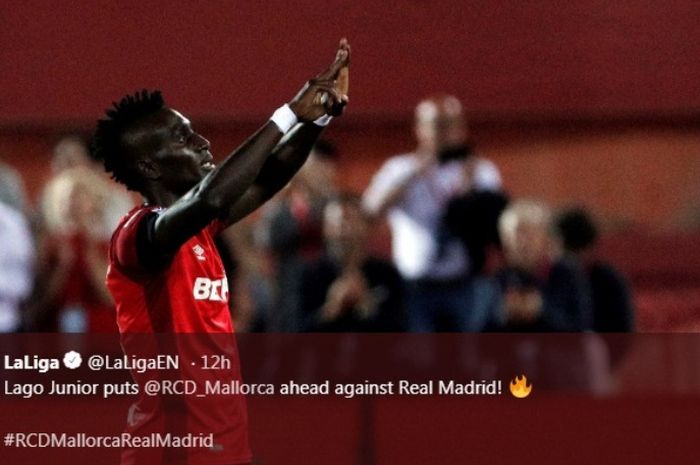 Winger Real Mallorca, Lago Junior, melakukan selebrasi seusai menjebol gawang Real Madrid pada Sabtu (19/10/2019).