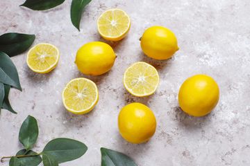 Ilustrasi manfaat air lemon pada makanan