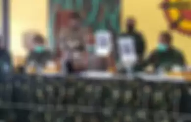 Kapolda Papua Irjen Polisi Paulus Waterpauw dan Pangdam XVII Cenderawasih Mayjen TNI Herman Asaribab ketika menunjukan foto Tandi Kogoya dalam keterangan pers, Kamis (16/4/2020).