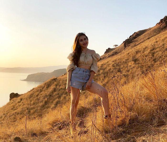 Penampilan seksi Ayu Ting Ting pamer perut langsing kenakan smocked crop top saat liburan ke Labuan Bajo