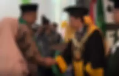 Jabat tangan sembari terisak, Ayah Syahrul Mubarok dengan Rektor IAIN Surakarta