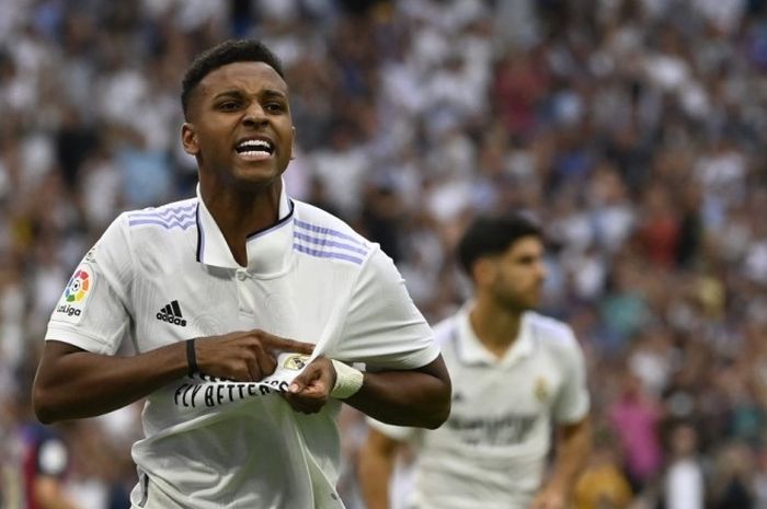 Striker Real Madrid, Rodrygo, merayakan golnya ke gawang Barcelona dalam partai Liga Spanyol 2022-2023.