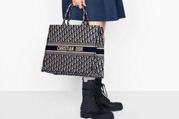 Mengenal Tas Dior Book Tote Lebih Dekat Favorit Para Artis Mancanegara Hingga Tanah Air Semua Halaman Stylo