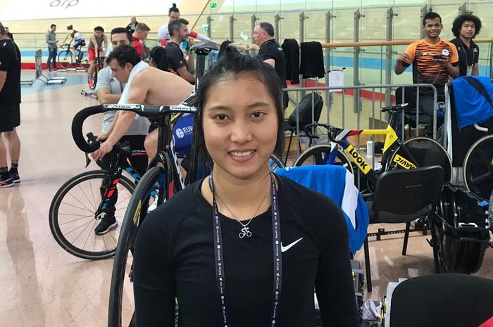 Pembalap sepeda putri Indonesia, Crismonita Dwi Putri, berpose di sela ajang UCI World Track Championship 2019 di Pruzkow, Polandia.