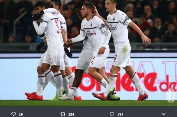 Para pemain AC Milan merayakan gol Krzysztof Piatek ke gawang AS Roma dalam laga Liga Italia di Stadion Olimpico, Minggu (3/2/2019)