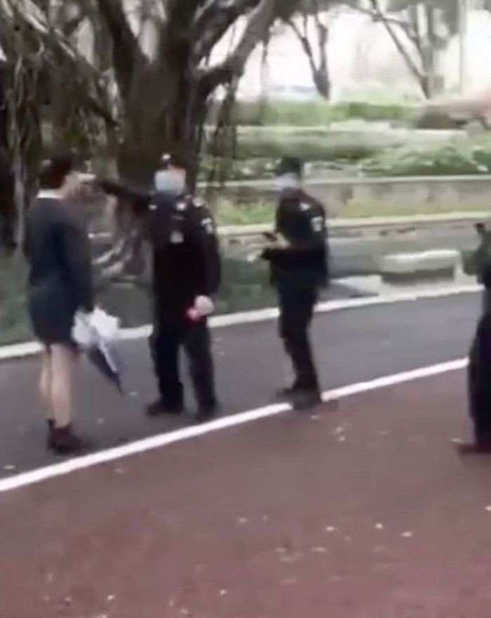 Polisi dan wanita tersebut terlibat cekcok, sebelum dibekuk.
