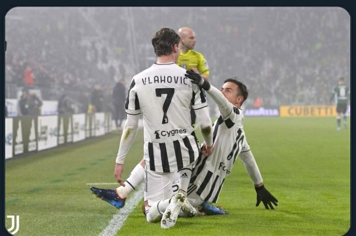 Striker Juventus, Dusan Vlahovic, merayakan gol yang ia cetak bersama Paulo Dybala pada laga Liga Italia melawan Hellas Verona di Allianz Stadium, Minggu (6/2/2022).