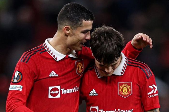 Wonderkid Manchester United, Alejandro Garnacho (18 tahun) mengucapkan selamat kepada Cristiano Ronaldo usai mengukir rekor mengalahkan Lionel Messi.
