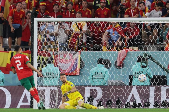 Achraf Hakimi cetak penalti Panenka dalam duel timnas Maroko vs Spanyol di babak 16 besar Piala Dunia 2022 di Education City Stadium (6/12/2022).
