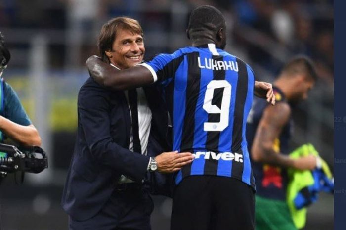 Pelatih Inter Milan, Antonio Conte, memeluk Romelu Lukaku.