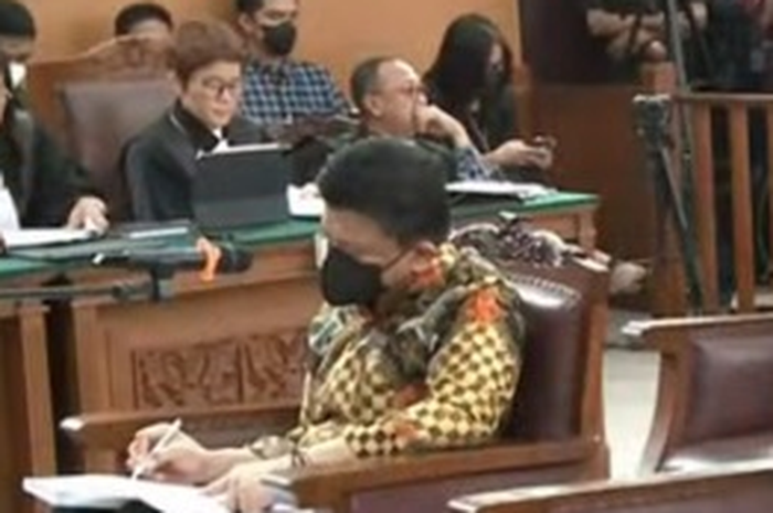 Saat itu terdakwa Ferdy Sambo bertemu dengan Adzan Romer, yang berlari sambil memegang senjata api, karena terkejut mendengar tembakan.