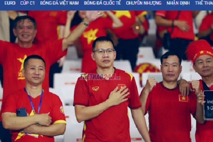 Suporter Timnas Vietnam yang hadir di Stadion Utama Gelora Bung Karno (SUGBK), Senayan, Jakarta, pada Kamis (21/3/2024)