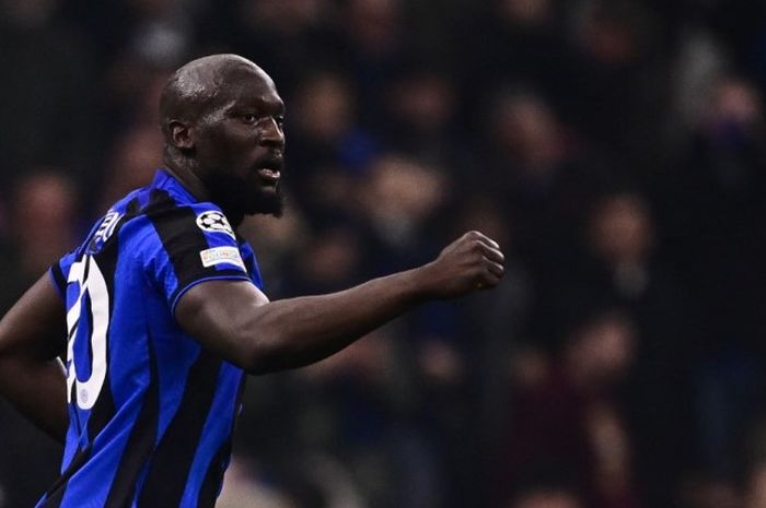 Striker Inter Milan, Romelu Lukaku, mencetak gol ke gawang Porto pada partai leg pertama babak 16 besar Liga Champions 2022-2023 di Giuseppe Meazza, Rabu (22/2/2023).